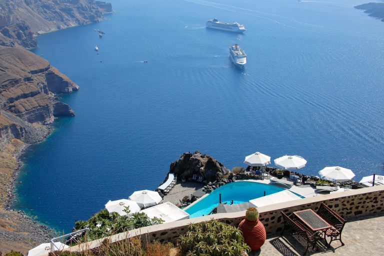 Υπερτουρισμός: Η Σαντορίνη «το νησί του Instagram» πλησιάζει στο σημείο κορεσμού, γράφει το AFP