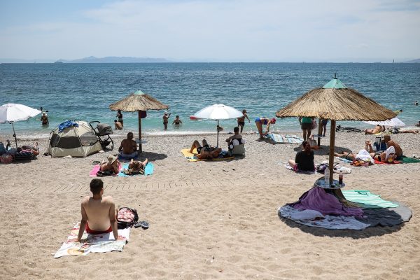 Γέμισαν οι παραλίες της Αττικής – Ανάσες δροσιάς αναζητούν οι Αθηναίοι