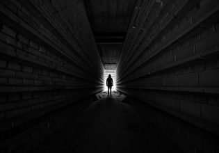 Μεταθανάτια εμπειρία: Γυναίκα που «πέθανε» και επέστρεψε στη ζωή περιγράφει τι «είδε»