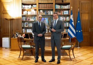 Στο Μαξίμου ο Μπρατάκος, συνάντηση με Μητσοτάκη – Συζήτησαν την υποψηφιότητά του στο ΕΒΕΑ