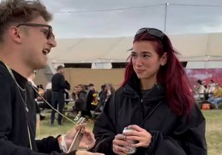 Η viral αντίδρασης της Dua Lipa όταν ένας θαυμαστής άρχισε να τραγουδάει παίζοντας γιουκαλίλι