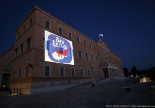 Κύπρος: Φωταγωγήθηκε η Βουλή των Ελλήνων με το εμβληματικό σήμα «ΔΕΝ ΞΕΧΝΩ»