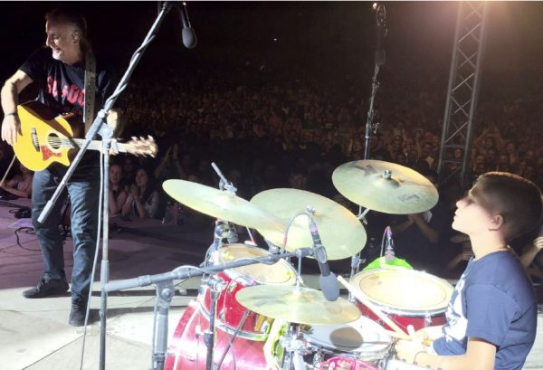 Συναυλία – Πυξ Λαξ: Αποθέωση για τον 11χρονο Δημήτρη που έπαιξε ντραμς – Ποιος είναι ο ταλαντούχος ντράμερ