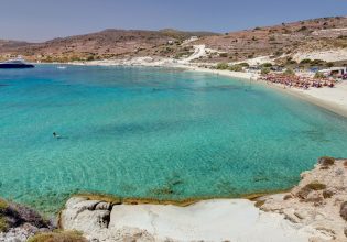Διακοπές: Μοναδική διάκριση για παραλία των Κυκλάδων – Έχει τα πιο καθαρά νερά του κόσμου