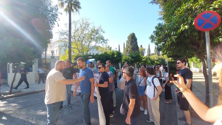 Αιφνιδιαστική κινητοποίηση έξω από το Μαξίμου ενάντια στο νομοσχέδιο για την ψυχική υγεία