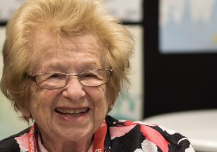 Η επιζήσασα του Ολοκαυτώματος που έσπασε τα ταμπού εκατομμυρίων ανθρώπων στο… σεξ