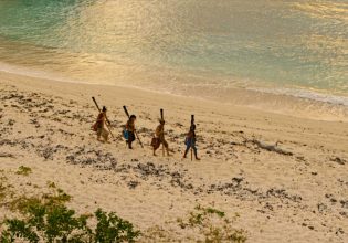 O λαός βλέπει τις τιμές και παθαίνει συγκοπή, ο ΣΥΡΙΖΑ θυμήθηκε τη διαπλοκή, η κυβέρνηση απαντά με διαρροή
