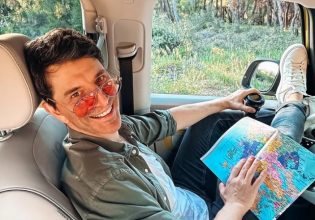 Σάκης Ρουβάς: Η βουτιά από το σκάφος με τα παιδιά του