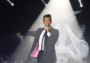 Ο Σάκης Ρουβάς έπεσε στη σκηνή – Πώς αντέδρασε ο τραγουδιστής