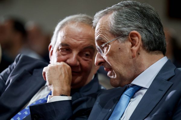 «Πολεμική» συμμαχία Σαμαρά – Καραμανλή: Εσωτερικά «πυρά» διαρκείας, σε δύσκολη θέση το Μαξίμου