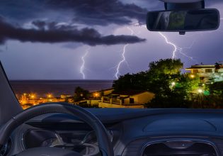 Οδήγηση με κακοκαιρία: Τι θα συμβεί αν πέσει κεραυνός πάνω σε αυτοκίνητο