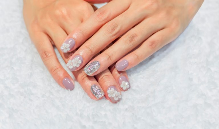 Silver Nail Trend: Το μανικιούρ που μοιάζει με «κόσμημα» για τα νύχια σας