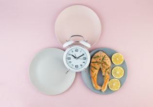 Διαλειμματική νηστεία: Οι επιστήμονες καταρρίπτουν 4 μύθους