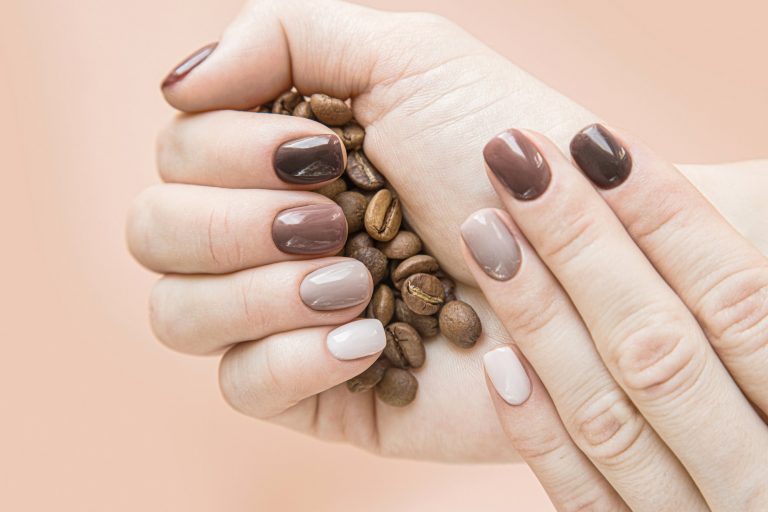 Αυτό είναι το ασυνήθιστο χρώμα που θα κάνει πιο κομψό το mani σας