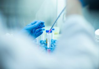 Καρκίνος: Εντοπίστηκαν γενετικές παραλλαγές που αυξάνουν τον κίνδυνο