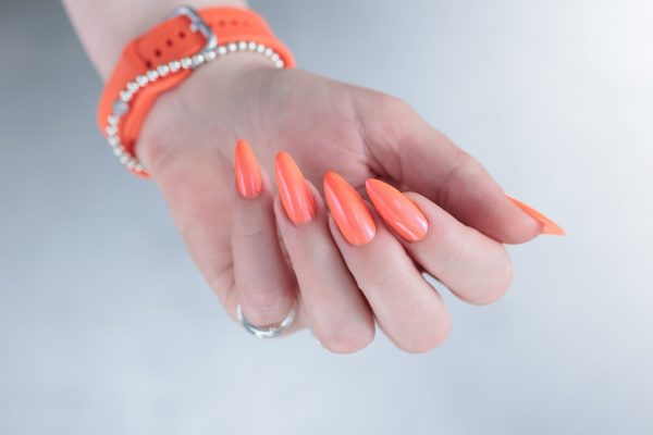 Πείτε «αντίο» στις γήινες αποχρώσεις στα νύχια – Αυτό είναι το ζωηρό χρώμα που θα κάνετε στο επόμενο ραντεβού