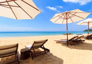 Ξαπλώστρες όσο… ένα τραπέζι στα μπουζούκια – Οι πιο εξωφρενικές τιμές σε παραλίες της Αττικής