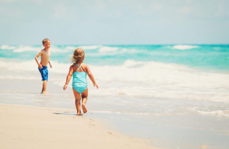 Αυτός είναι ο λόγος που δεν πρέπει ποτέ να αγοράζεις μπλε μαγιό στο παιδί σου