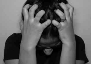 Ενδοοικογενειακή βία: «Πήγα στην αστυνομία και μου είπαν κυρία μου δεν φαίνεστε κακοποιημένη»