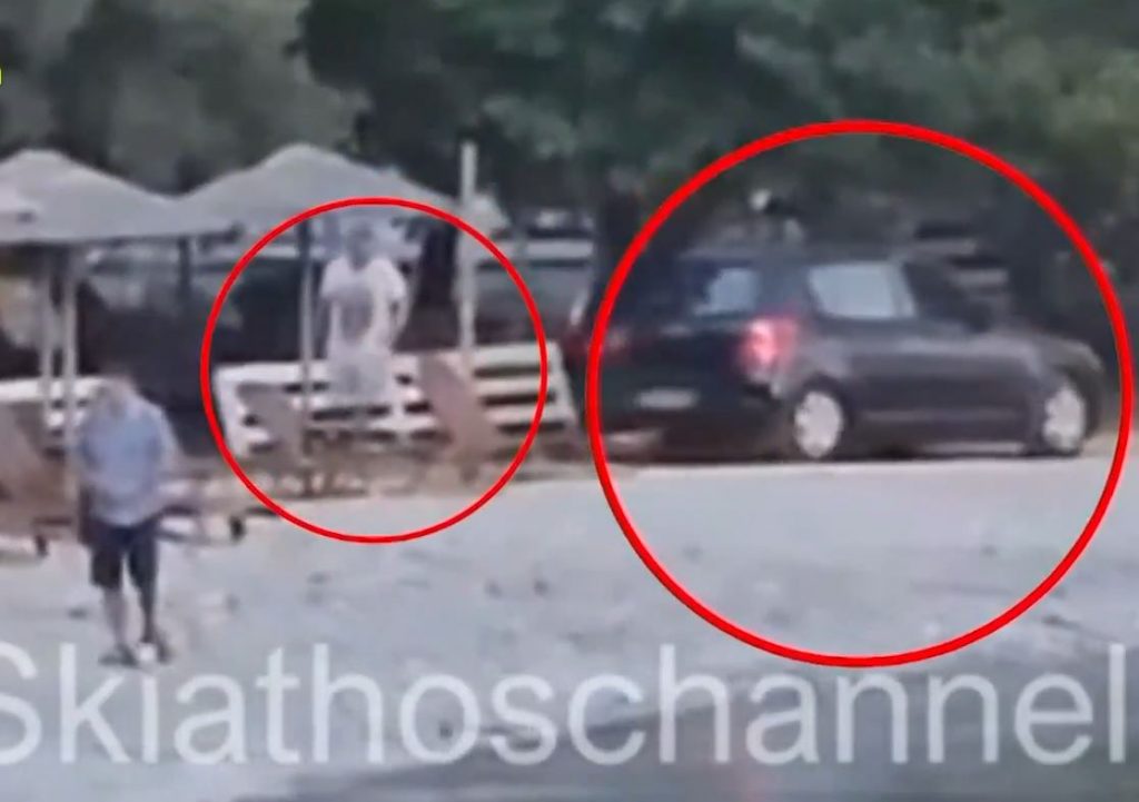 Σκόπελος: Έκλεισαν τον δρόμο προς την παραλία με ξαπλώστρες και ομπρέλες