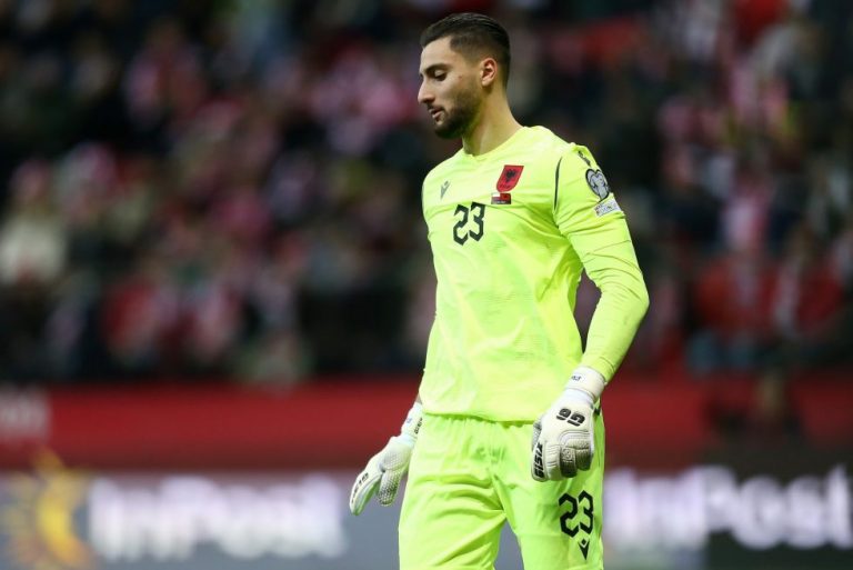 Τα βρήκαν ΑΕΚ – Μπρέντφορντ για τον Στρακόσια