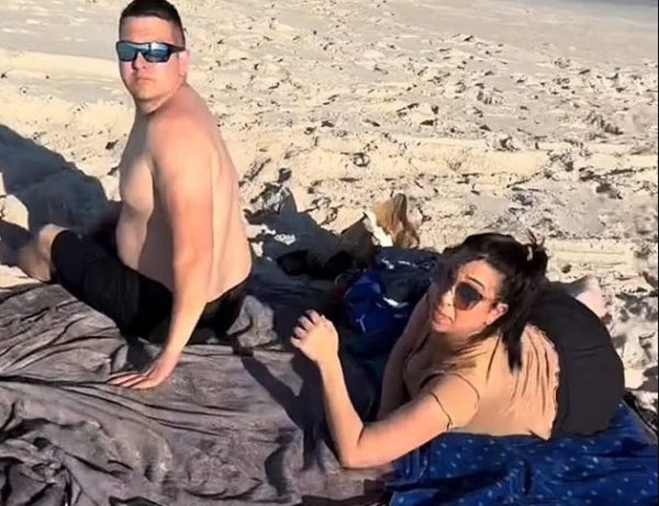 Έπιασε στα πράσα τον άντρα της με άλλη στην παραλία – «Είμαι η έγκυος σύζυγός του – Ποια είσαι εσύ;»