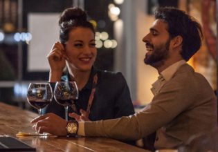 «Μη ξεχνάτε το φλερτ!» – Πως γνώρισε τον άνδρα της η ισχυρή γυναίκα του… Tinder;