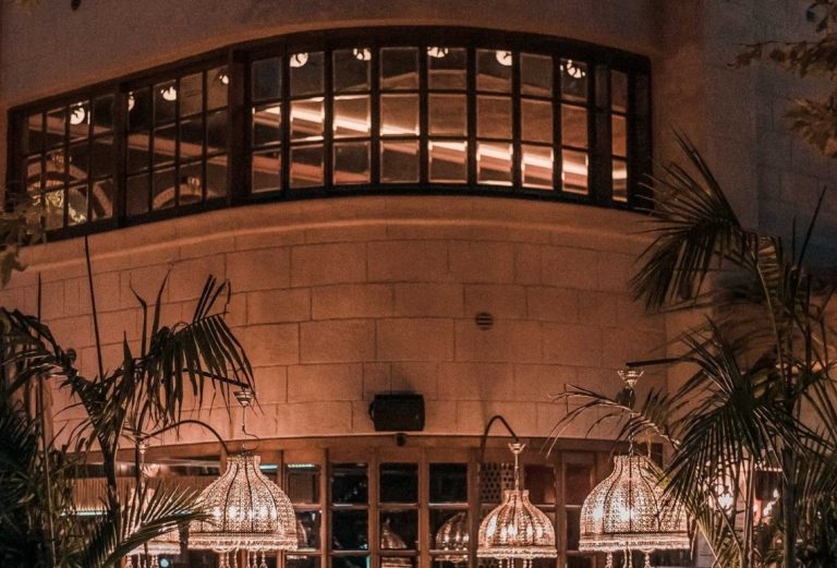 Ρόδος: Συνελήφθη γνωστός τραγουδιστής – Επιτέθηκε στη σύζυγο επιχειρηματία στο μαγαζί που εμφανίζεται