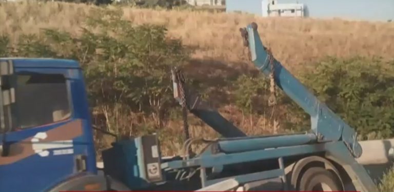 Θεσσαλονίκη: Φορτηγό έπεσε σε νησίδα ρίχνοντας κολώνα φωτισμού σε Ι.Χ. στο αντίθετο ρεύμα (βίντεο)