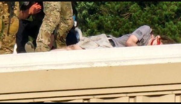 Ντόναλντ Τραμπ: Αστυνομικός ήρθε τετ α τετ με τον δράστη λίγο πριν την επίθεση – Τον απείλησε με το τουφέκι