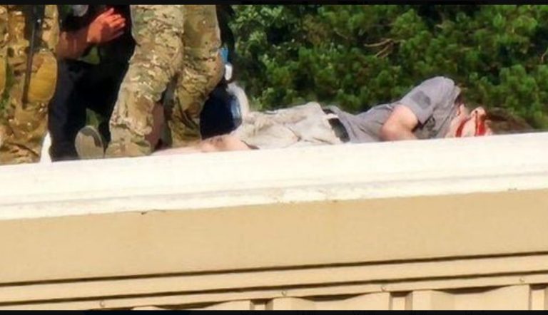 Ντόναλντ Τραμπ: Αστυνομικός ήρθε τετ α τετ με τον δράστη λίγο πριν την επίθεση – Τον απείλησε με το τουφέκι