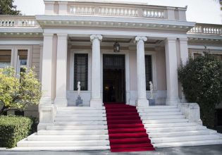 Τεντωμένα στις γαλάζιες πιέσεις τα… αυτιά του Μητσοτάκη – Ανακατεύει την τράπουλα (ξανά) στην κυβερνητική ομάδα