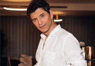 Ο Σάκης Ρουβάς πλένει το αυτοκίνητό του και κάνει ντους με το λάστιχο