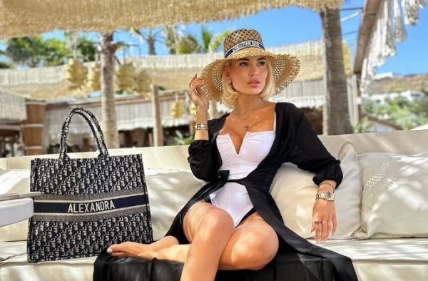 Αλεξάνδρα Παναγιώταρου στη Μύκονο – «Tι της αρέσει στους άνδρες»