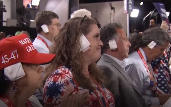 Ο επίδεσμος στο αυτί του Ντόναλντ Τραμπ έχει γίνει μόδα από τους ομοιδεάτες του