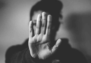 Κρήτη: Κάλεσαν το ΕΚΑΒ για τραυματισμό από τροχαίο αλλά αποκαλύφθηκε επεισόδιο ενδοοικογενειακής βίας