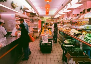 Ακρίβεια: «Upflation», το κόλπο των πολυεθνικών για να αυξάνουν τις τιμές