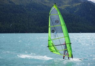 Το ελληνικό νησί που είναι ανάμεσα στους πέντε καλύτερους προορισμούς για ιστιοσανίδα