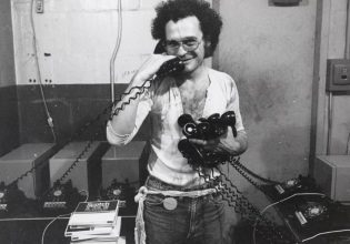 «Είναι ποιητής και το FBI το ξέρει» – Πώς μια επαναστατική, τηλεφωνική γραμμή ποίησης τάραξε την Αμερική των 70s