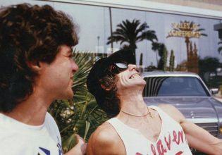 «Ήμουν εκεί» – Το δεξί χέρι των θεών του ροκ ξεδιπλώνει τη ζωή του