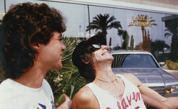 «Ήμουν εκεί» – Το δεξί χέρι των θεών του ροκ ξεδιπλώνει τη ζωή του