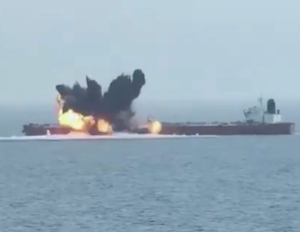 Ερυθρά Θάλασσα: Η στιγμή που πλοίο ελληνικών συμφερόντων δέχεται επίθεση από τους Χούθι