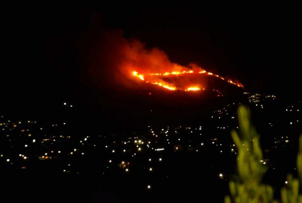 Φωτιά Ζάκυνθος: Δύσκολη νύχτα για τους κατοίκους ορεινών κοινοτήτων