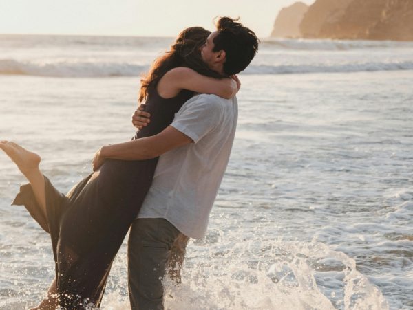 Ρομαντικό τρίγωνο Αφροδίτης – Ποσειδώνα: Τα ζώδια που θα έχουν ένα ευχάριστο ερωτικό διάλειμμα