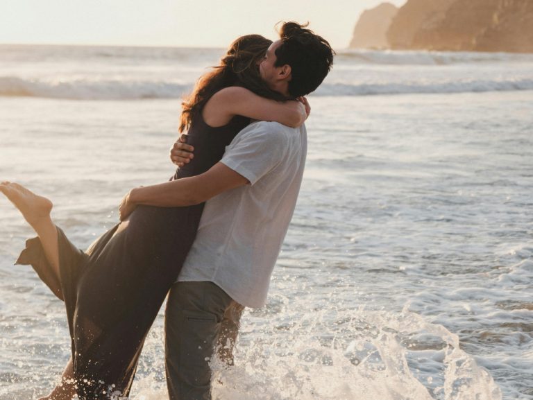 Ρομαντικό τρίγωνο Αφροδίτης – Ποσειδώνα: Τα ζώδια που θα έχουν ένα ευχάριστο ερωτικό διάλειμμα