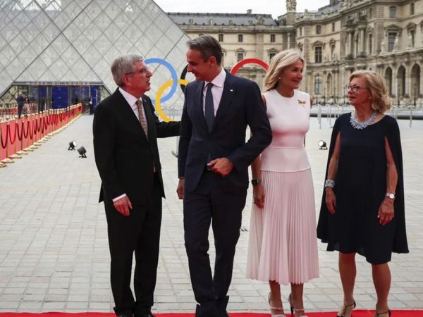 Γαλλία: Στο Λούβρο το δείπνο για τους Αγώνες – Κυριάκος και Μαρέβα Μητσοτάκη στους καλεσμένους