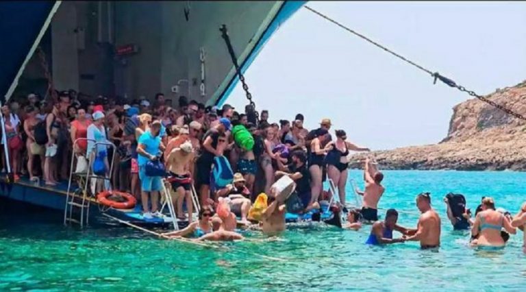 Κρήτη: Επέστρεψε η πλωτή εξέδρα στην παραλία του Μπάλου – «Κακώς αποβιβαζόντουσαν στο νερό»