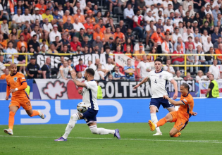 Μπροστά στον ημιτελικό η Ολλανδία με τον «κεραυνό» του Σίμονς (vid)