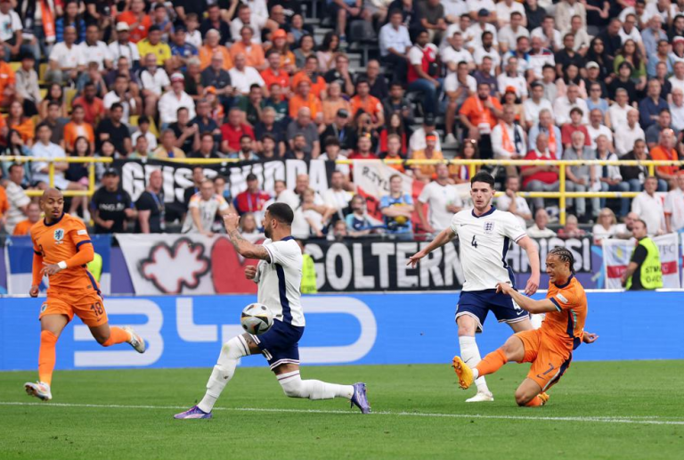 Μπροστά στον ημιτελικό η Ολλανδία με τον «κεραυνό» του Σίμονς (vid)