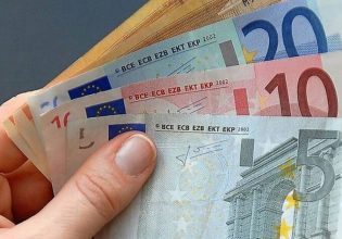 Αλλαγές στα επιδόματα: Πώς θα καταβάλλονται, τι θα ισχύσει με τις προπληρωμένες κάρτες